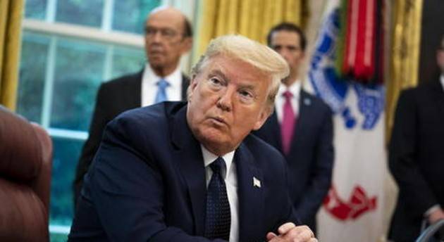 Trump e le bugie sul coronavirus: Facebook cancella un post, Twitter gli blocca l'account