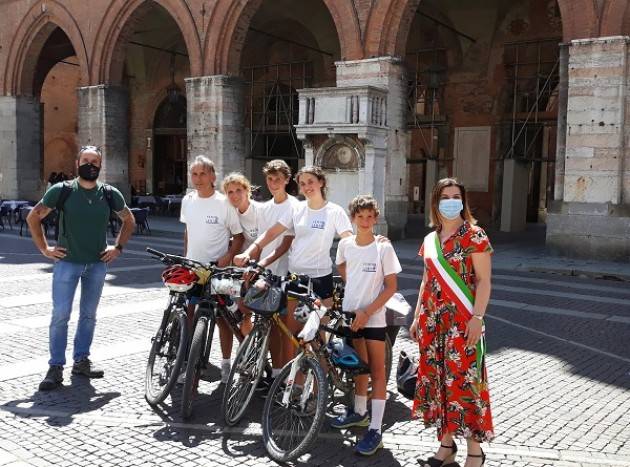 Tappa a Cremona per “Vento lento”, il tour in bici che promuove la mobilità sostenibile