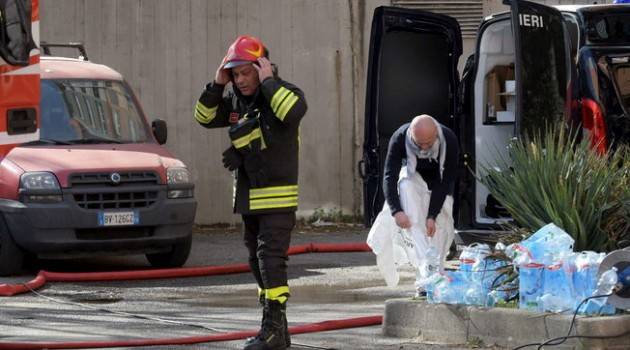 Incendio in palazzina, 5 feriti, 10 evacuati