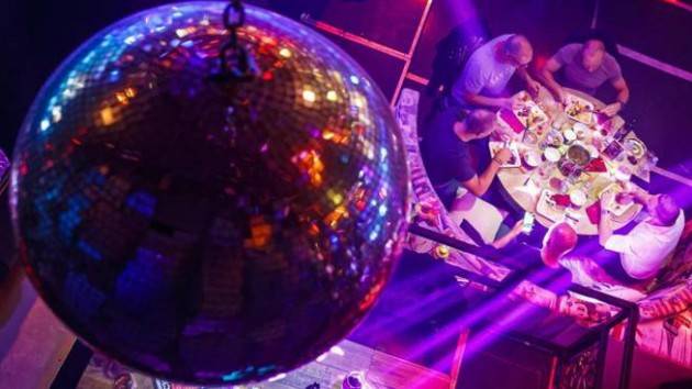 Il governo chiude le discoteche, calano contagi e tamponi