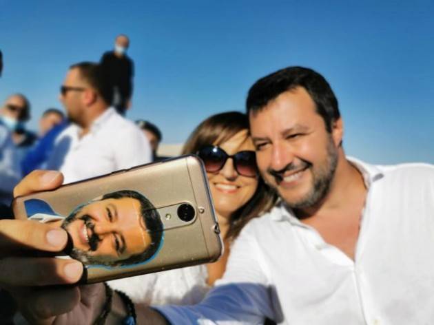 Salvini: ''Questi tarati vogliono trasformare le scuole in lager, con i banchi con le rotelle''