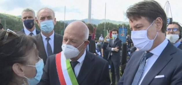 Conte ad Amatrice: ''Qui per fare meglio'' Una residente: ''Basta promesse, mio marito si è impiccato''
