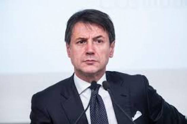 Conte ad Amatrice: ''Qui per fare meglio'' Una residente: ''Basta promesse, mio marito si è impiccato''