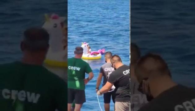 Bimba di 4 anni in mare aperto su unicorno gonfiabile: salvata da un traghetto (VIDEO)