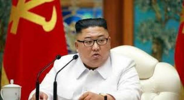 Kim Jong-un non è in coma: riappare in pubblico e con la sigaretta
