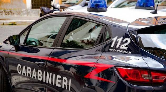 Uccide il padre nel sonno a coltellate