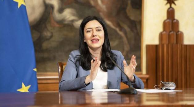 Azzolina: ''Recupero apprendimenti ai primi di settembre, a distanza o in presenza''