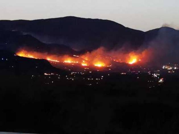 Incendi in Sicilia: evacuati 400 abitanti ad Altofonte