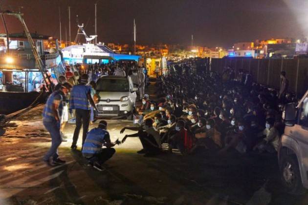 Lampedusa: avviato il trasferimento dei migranti 