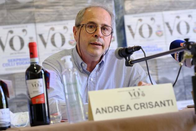 Il virologo Crisanti: ''Scuola occasione fantastica per innescare contagi. Mascherina anche al banco''