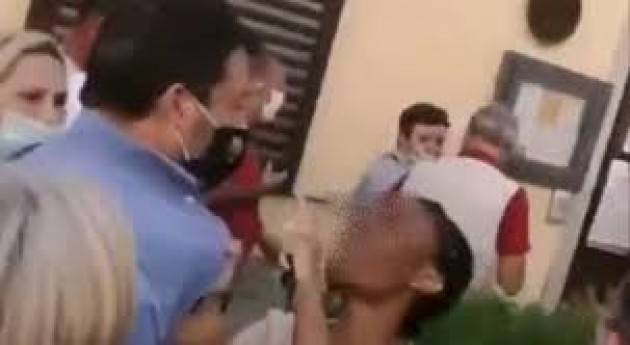 Ragazza strattona Salvini strappandogli la camicia