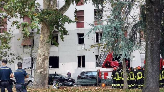 Esplosione in palazzina, nove feriti, uno grave