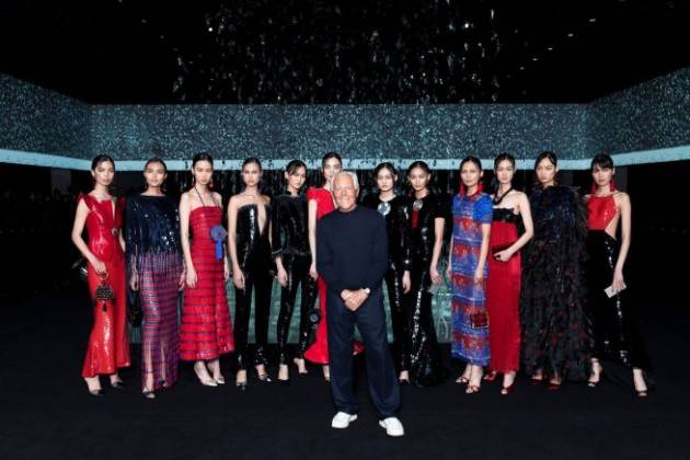 Giorgio Armani sfila a porte chiuse, ma accoglie tutti nel front row virtuale