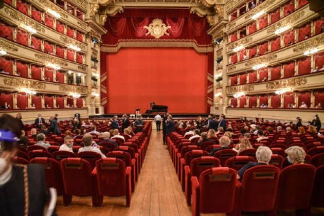 Ai teatri serve il pubblico