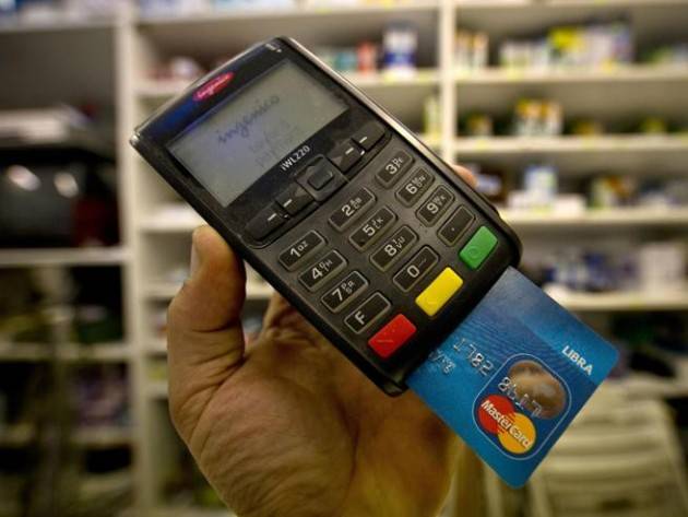 L’Italia riduce il limite ai contanti e incentiva a pagare con bancomat