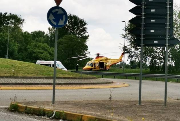 MILANO - 65ENNE SI LANCIA NEL VUOTO DAL BALCONE DI CASA