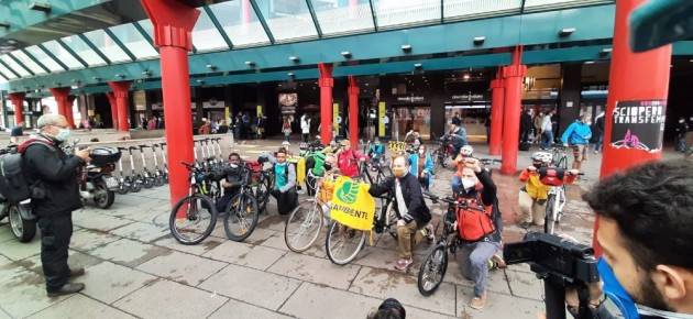 Flash mob In stazione per bici vietate su treno