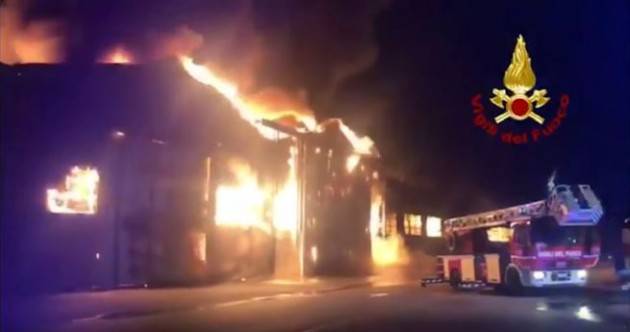 Ancona: grande incendio al porto, chiuse anche le scuole 
