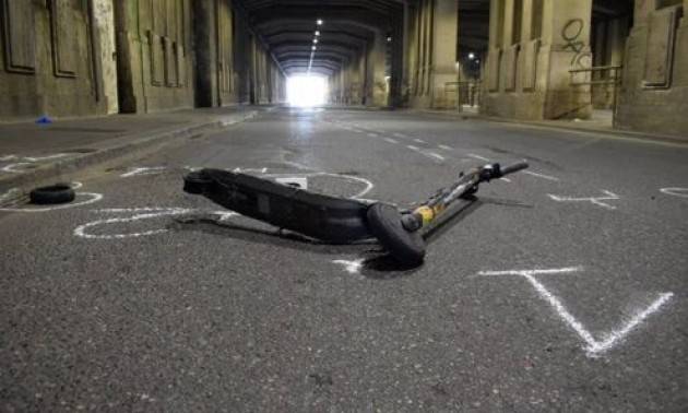 Sbanda con monopattino e si scontra con auto, ferito grave