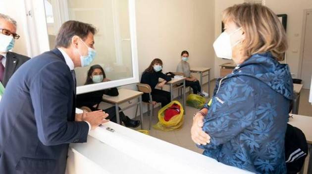 Conte visita a sorpresa una scuola di Roma e sul referendum dice: ''Voterò sì''