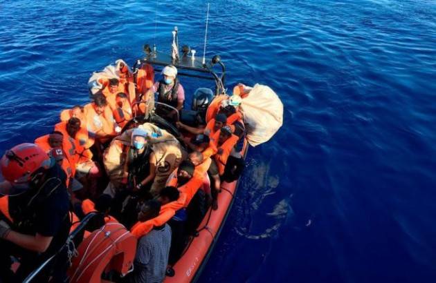 Affonda un barchino: 13 migranti salvati e un disperso