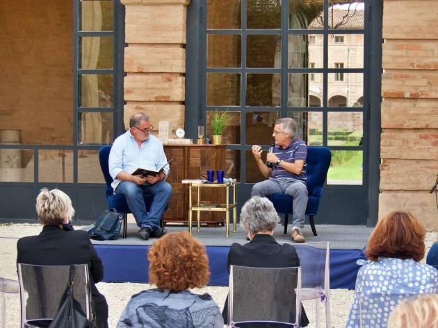 il commissario Soneri sul palco del Volta Pagina Festival -VIDEO-
