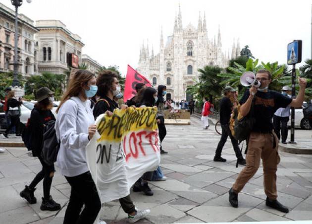 Milano corteo di protesta ''mascherato''