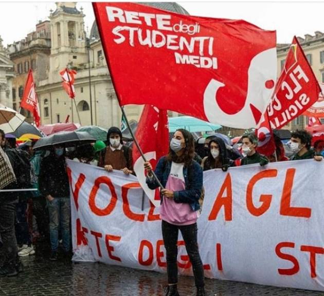 ReteStudenti Nonostante la pioggia, oggi siamo scesi in piazza insieme a @prioritaallascuola