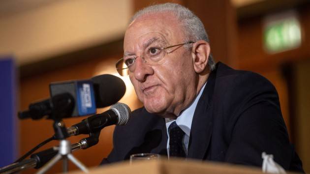 De Luca: ''Se la curva dei contagi si aggrava chiuderemo tutto''
