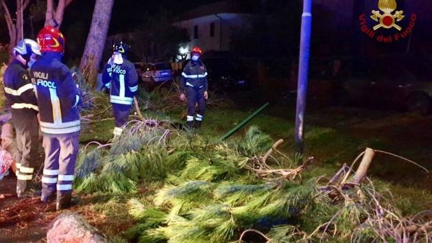 Maltempo da Nord a Sud: trombe d’aria e alberi abbattuti, 1000 interventi dei Vigili del Fuoco