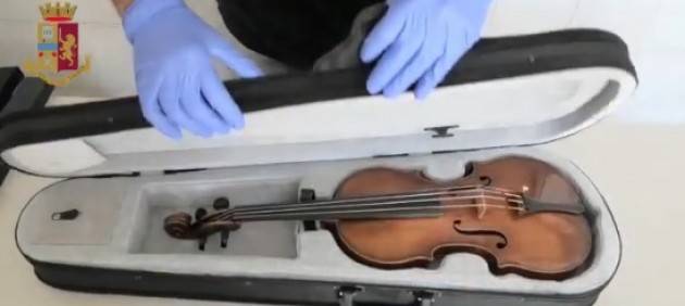 Poliziotti cercano droga e trovano un violino del 1600