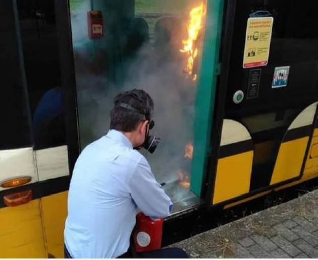 Danno fuoco a gel sul tram a Milano, autista spegne incendio
