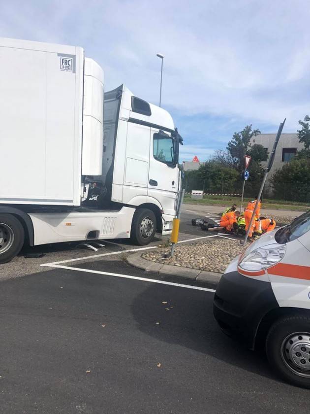 PESCHIERA BORROMEO: TIR CONTRO MOTO: ARRIVA L'ELISOCCORSO