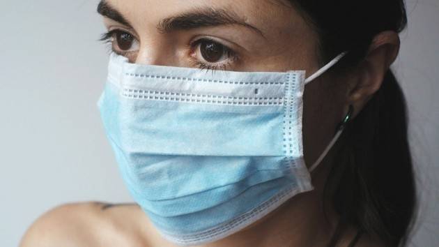 Mascherine obbligatorie all’aperto e al chiuso: cosa cambia col nuovo Dpcm