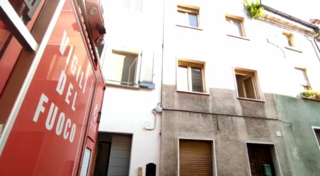 CREMA - CROLLA TETTO DI UNA PALAZZINA 