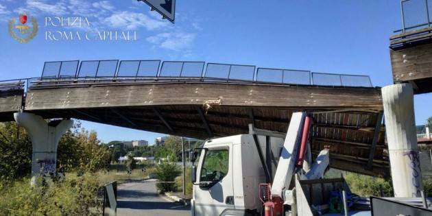 ROMA- MANOVRA SBAGLIATA CROLLA PONTE CICLABILE