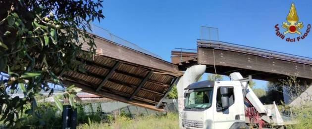 ROMA- MANOVRA SBAGLIATA CROLLA PONTE CICLABILE