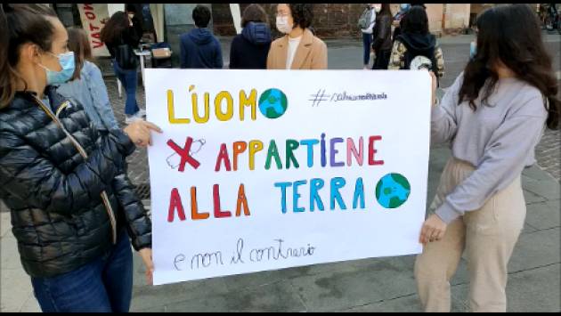 Anche a Cremona presidio  promosso  da FridaysForFuture il 9 OTTOBRE durante  SCIOPERO PER IL FUTURO