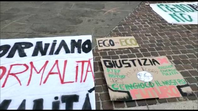 Anche a Cremona presidio  promosso  da FridaysForFuture il 9 OTTOBRE durante  SCIOPERO PER IL FUTURO