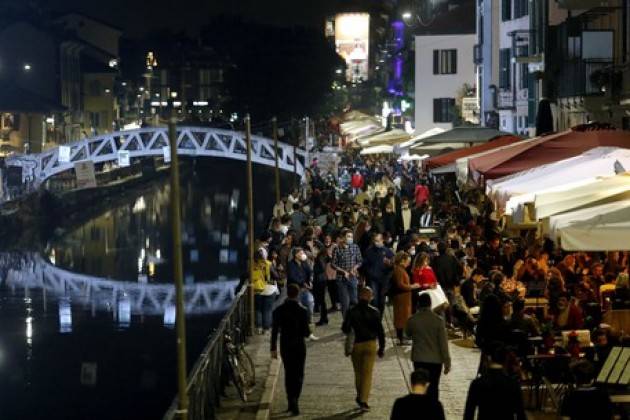 Movida a Milano, sanzionati 11 senza mascherina