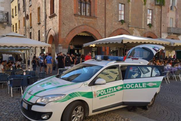 PAVIA- BARISTA MULTATA IN PIAZZA PERCHE' STAVA FUMANDO..CON LA MASCHERINA ABBASSATA