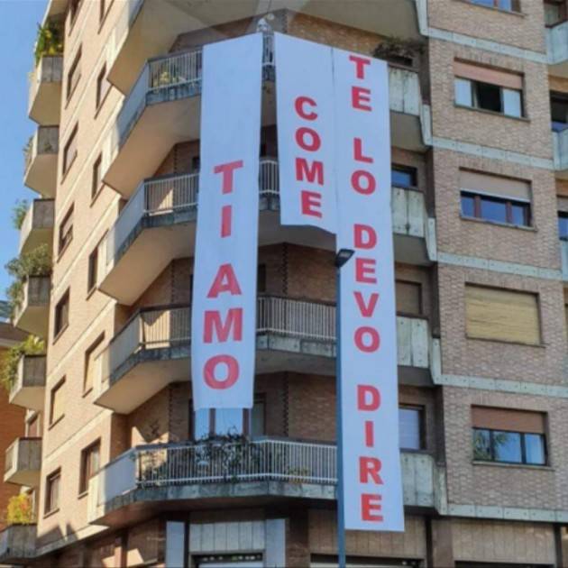 TORINO: “TI AMO, COME TE LO DEVO DIRE” UNO STRISCIONE RICOPRE PALAZZO A TORINO