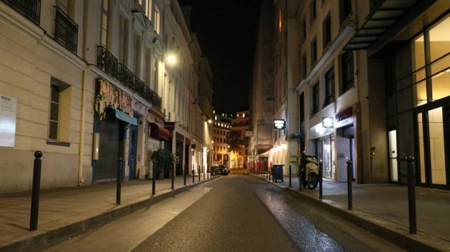 Prima notte di coprifuoco a Parigi e altre 8 città