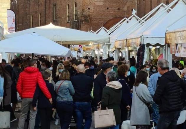 Anteprima Festa Torrone Cremona: troppa gente. Critiche social al Sindaco Galimberti per anticovid non rispettato