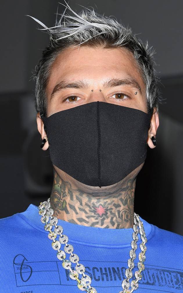 Fedez, a  favore dell'uso mascherina