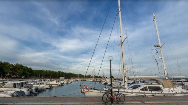 100 migranti in barca a vela nel porto di Roccella