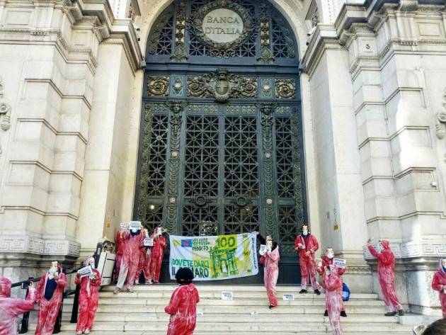 MILANO- CONTINUANO LE PROTESTE: BLITZ ALLA BANCA D'ITALIA- FOTO E VIDEO