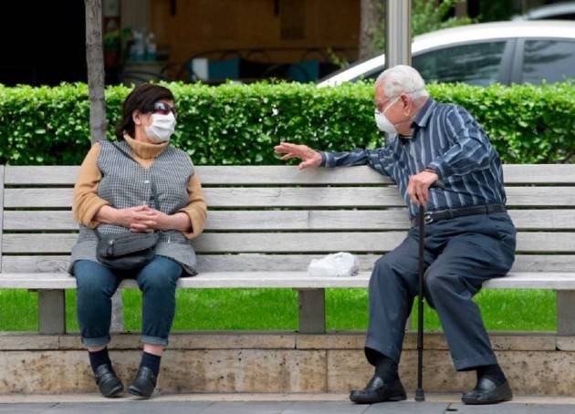 ITALIA - PER EVITARE IL LOCKDOWN DOBBIAMO SEPARARCI DAI NOSTRI NONNI?