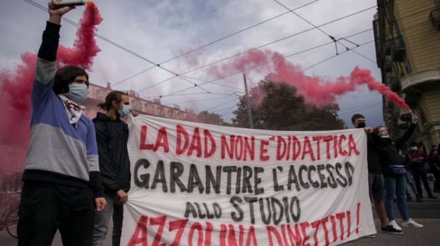 Scuole a rischio chiusura: i sindacati stanno con la Azzolina