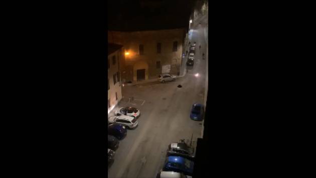 Ultima Ora 19.30  Cremona In piazza Vida 7-8 ragazzi fanno scoppiare petardi  [video]